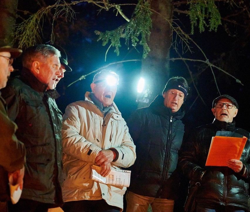 Bild enthält, Lighting, Coat, Jacket, Microphone, Adult, Male, Man, Person, Glasses, Hat