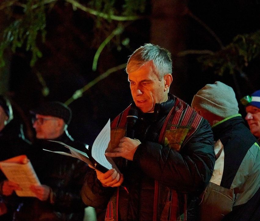 Bild enthält, Adult, Male, Man, Person, Hat, Microphone, Face, Head, Vigil, People