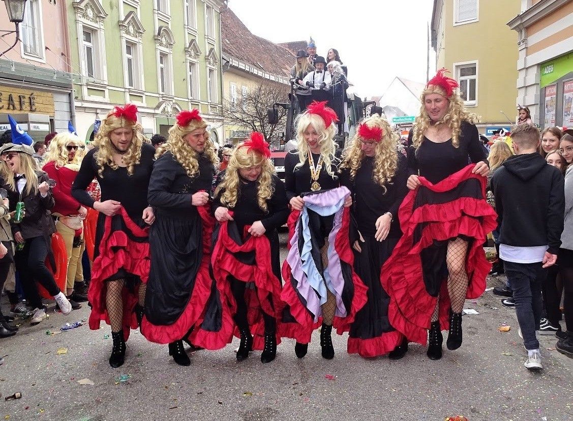 Bild enthält, People, Person, Adult, Female, Woman, Shoe, Glove, Hat, Glasses, Necklace