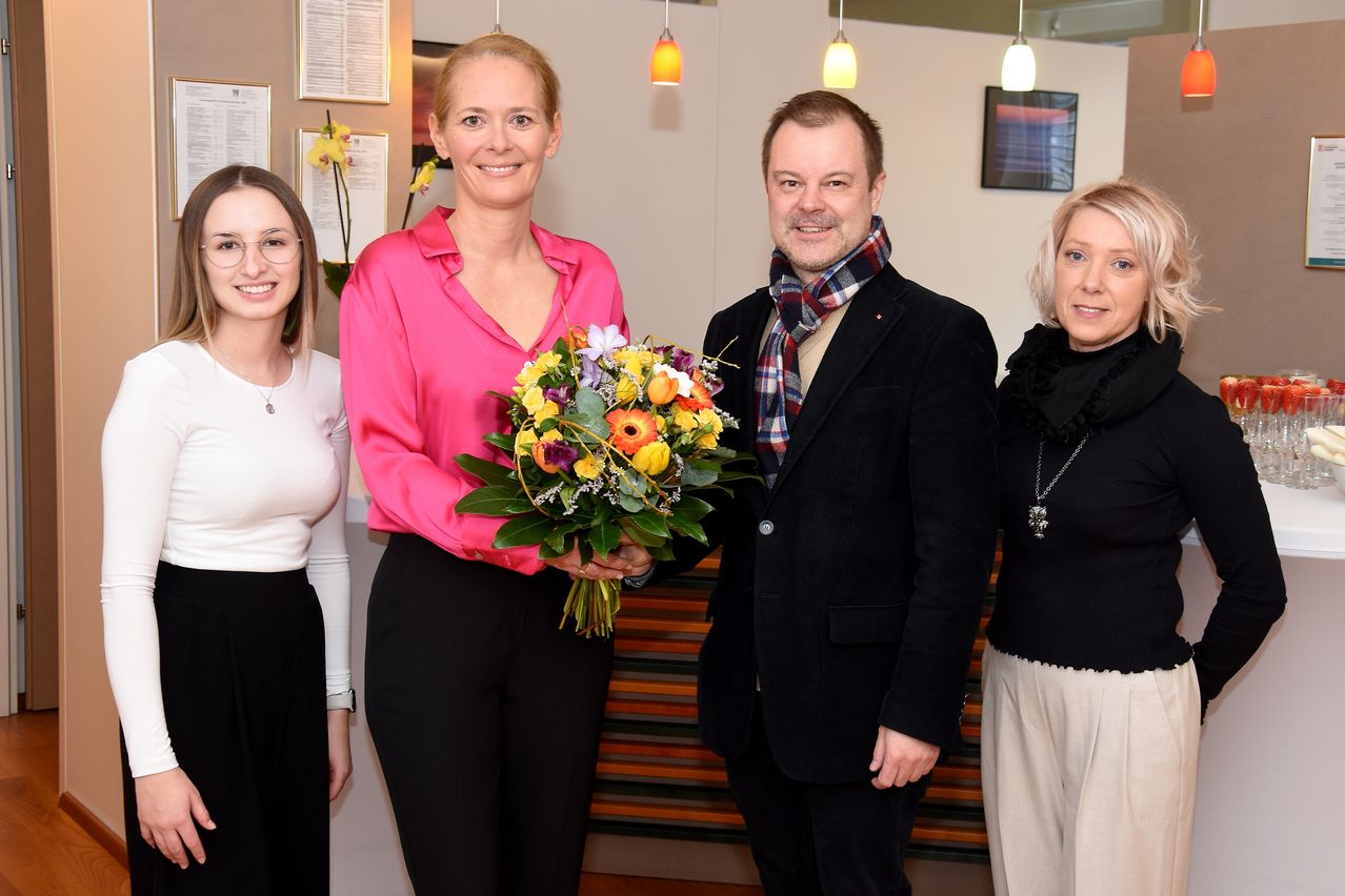 Bild enthält, Flower, Flower Arrangement, Flower Bouquet, Adult, Female, Person, Woman, Suit, Male, Man