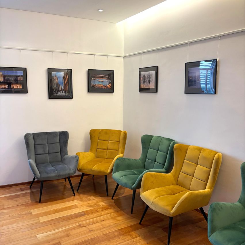 Bild enthält, Indoors, Room, Waiting Room, Chair, Furniture, Architecture, Building, Lounge, Photo Frame