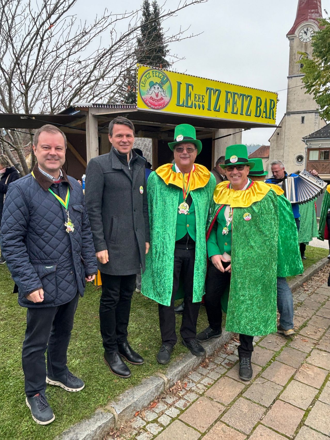 Bild enthält, Shelter, People, Person, Coat, Portrait, Grass, Jacket, Tree, Pants, Woman