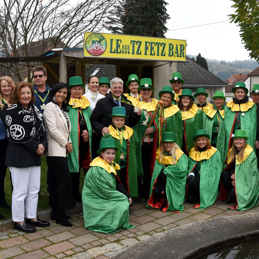 Bild enthält, People, Person, Graduation, Adult, Male, Man, Female, Woman, Boy, Child