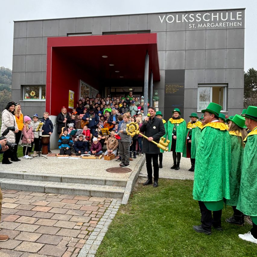 Bild enthält, People, Person, Shelter, College, Graduation, Adult, Male, Man, Grass, Portrait