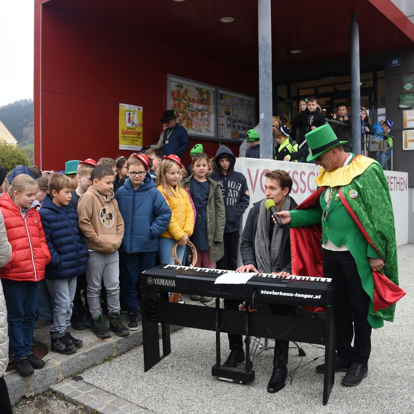 Bild enthält, Coat, Jacket, Adult, Female, Person, Woman, Performer, Musical Instrument, Musician, Shoe