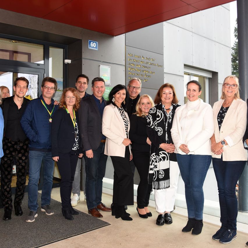 Bild enthält, Groupshot, Person, People, Pants, Suit, Jeans, Adult, Male, Man, Coat