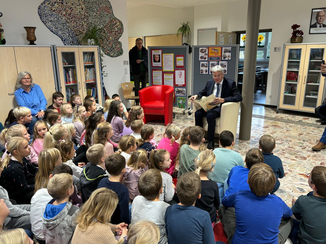 Bild enthält, People, Person, Boy, Child, Male, Adult, Man, Female, Girl, School