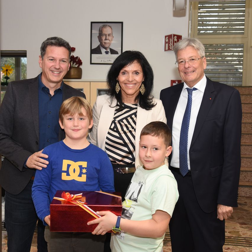 Bild enthält, People, Person, Adult, Female, Woman, Staircase, Male, Man, Boy, Child