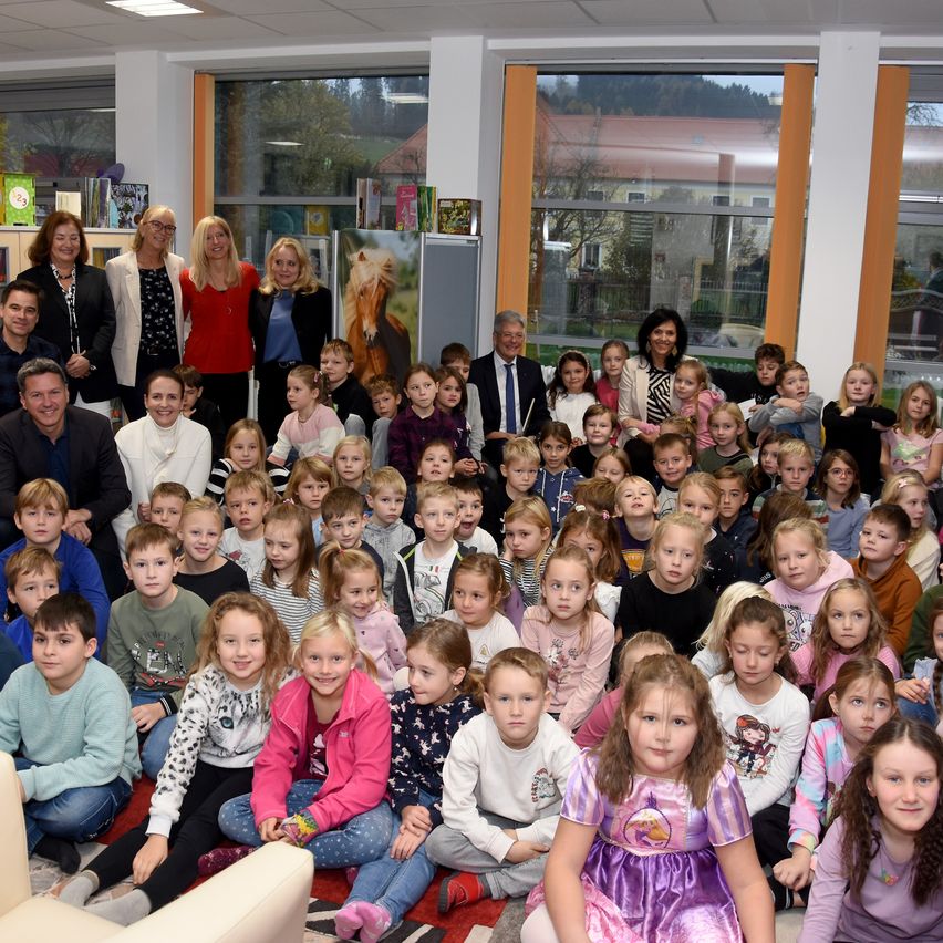 Bild enthält, People, Person, Child, Female, Girl, School, Boy, Male, Classroom, Man