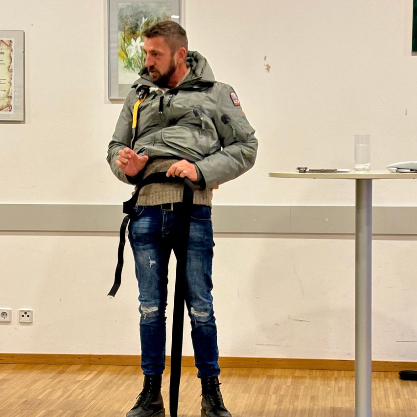 Bild enthält, Furniture, Table, Desk, Pants, Jacket, Adult, Male, Man, Person, Jeans