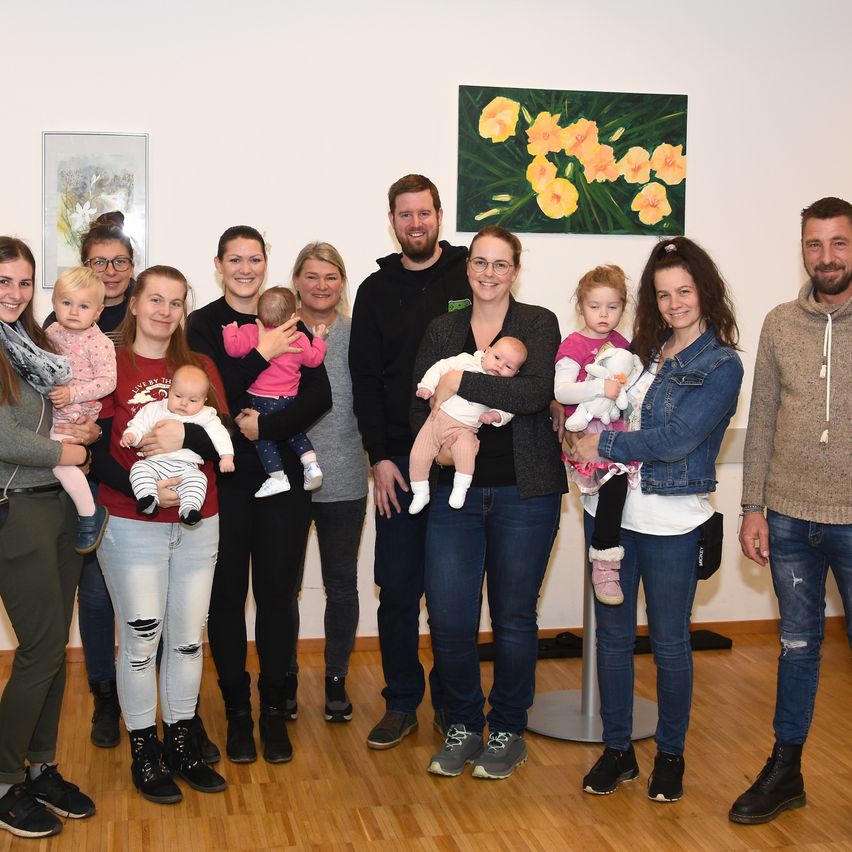 Bild enthält, Pants, People, Person, Wood, Jeans, Flooring, Shoe, Adult, Male, Man