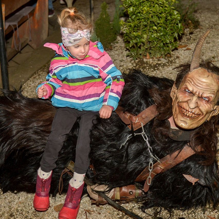 Bild enthält, Costume, Person, Adult, Female, Woman, Shoe, Face, Portrait, Jacket, Boot