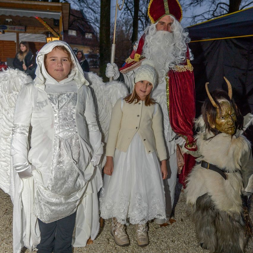 Bild enthält, Costume, Person, Hat, Adult, Female, Woman, Coat, Fashion, Face, Shoe