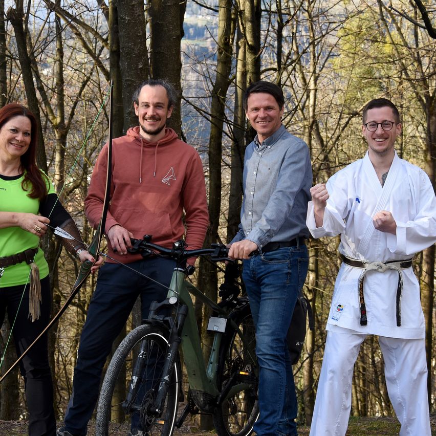 Bild enthält, Pants, Adult, Male, Man, Person, People, Female, Woman, Wheel, Bicycle