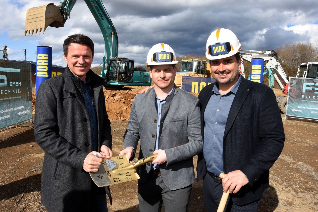 Bild enthält, Hardhat, Helmet, Person, Worker, Adult, Male, Man, Coat, Face, Head