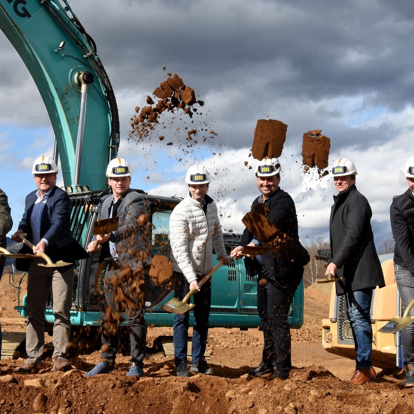 Bild enthält, Person, Worker, Hardhat, Helmet, Soil, Coat, Pants, Adult, Male, Man