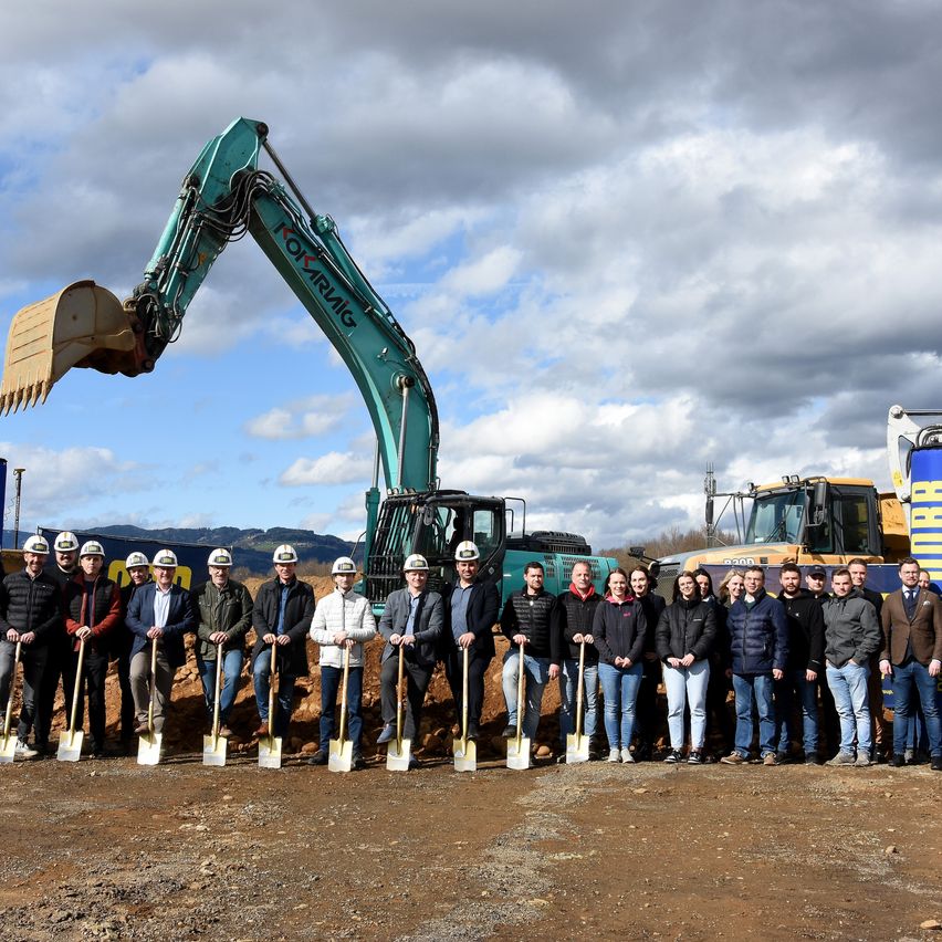 Bild enthält, Clothing, Hardhat, Helmet, Person, Worker, People, Groupshot, Machine, Wheel