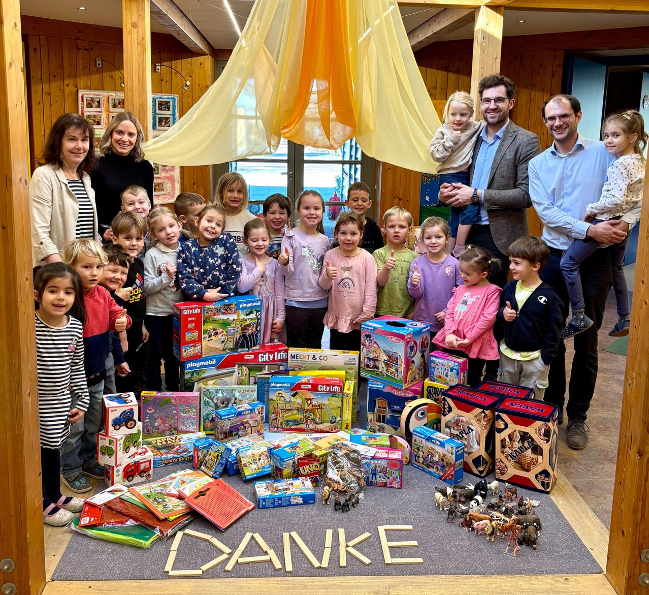 Bild enthält, People, Person, Adult, Female, Woman, Male, Man, Child, Girl, Boy