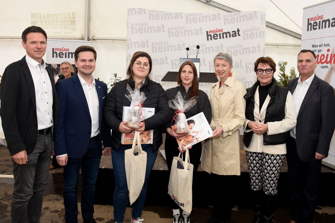 Bild enthält, People, Person, Coat, Suit, Adult, Female, Woman, Groupshot, Male, Man