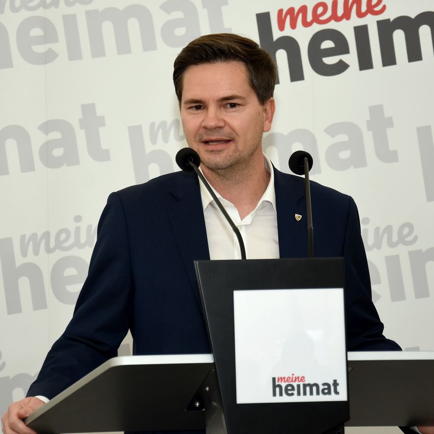 Bild enthält, Crowd, Person, People, Adult, Male, Man, Face, Audience, Suit, Speech