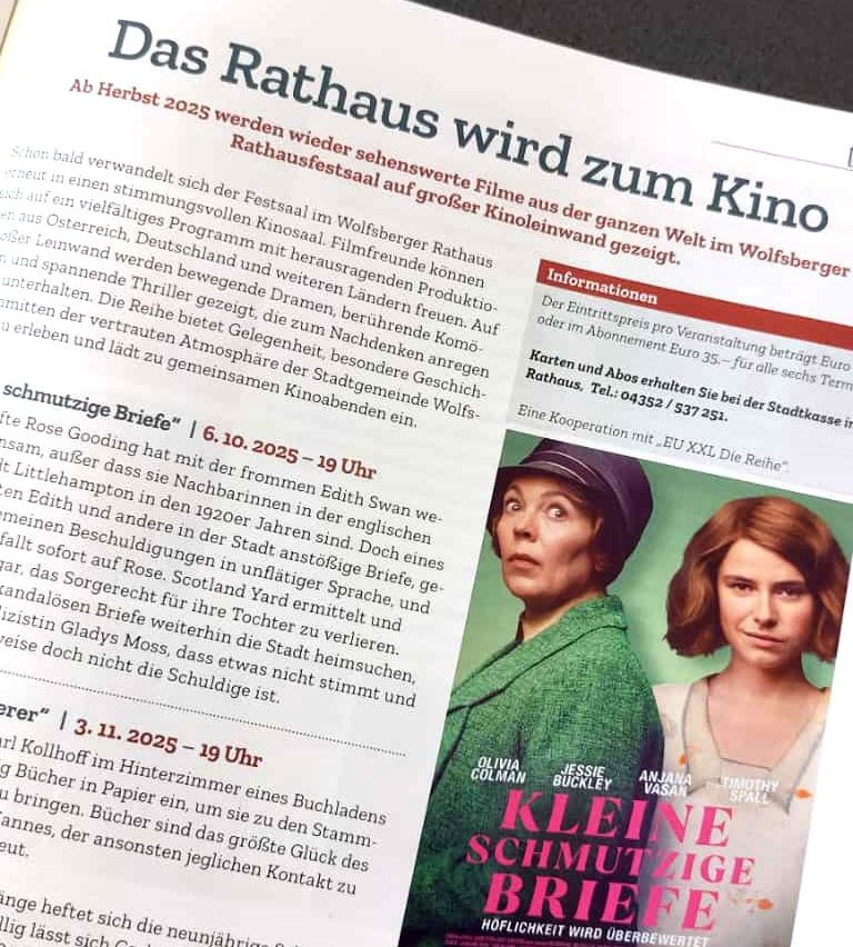 Ein Zeitungsartikel kündigt 'Das Rathaus' im Jahr 2025 an, mit einem Filmplakat, das zwei Frauen zeigt, eine in Hut, und den Titel 'Kleine Schmutzige Briefe.' Der Artikel beschreibt Festivaldetails und Ticketinformationen.
