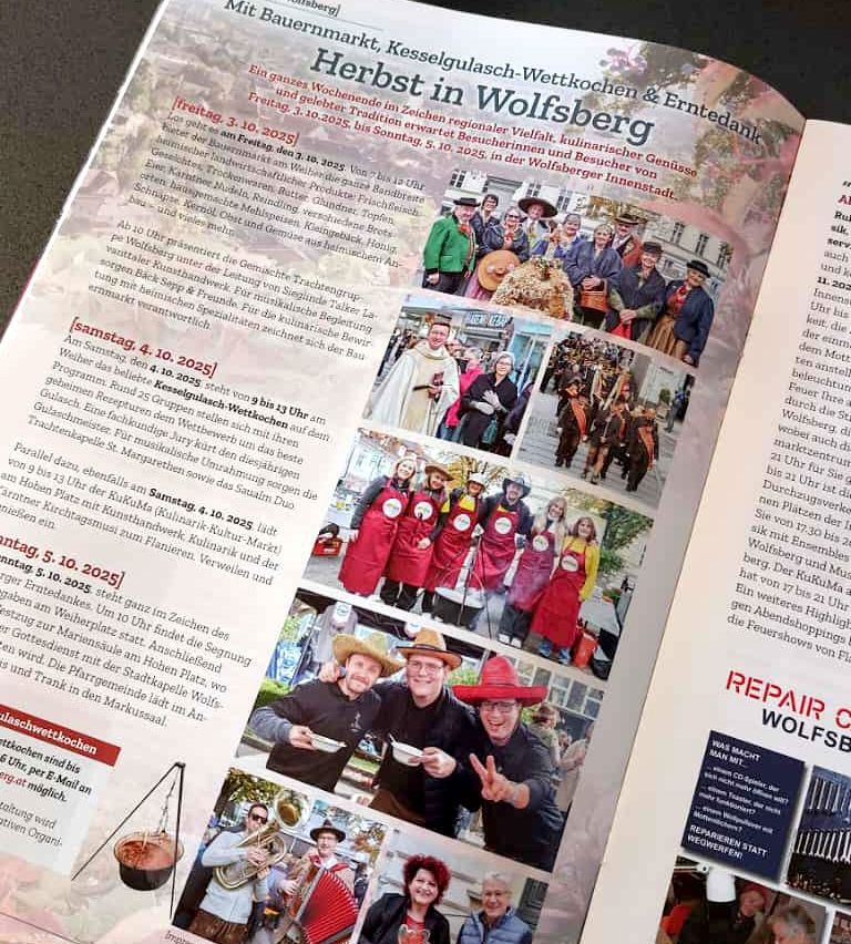Ein Zeitschriften-Spread kündigt das Herbst in Wolfsberg an, eine Veranstaltung in Wolfsberg, Deutschland, die vom 3. September bis 10. Oktober 2023 stattfindet. Es zeigt verschiedene Aktivitäten und Bilder von Menschen in traditionellen Kostümen.
