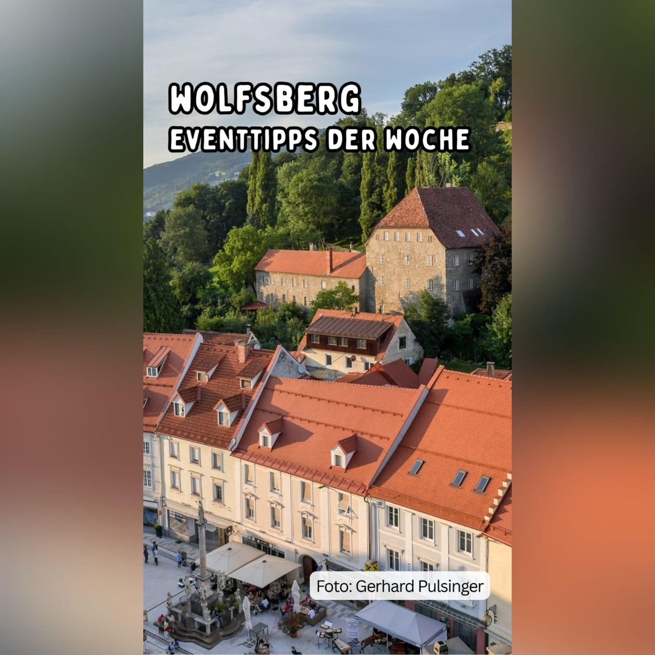 Ein Luftbild von Wolfsberg mit Gebäuden, Bäumen und einem Brunnen. Das Foto ist von Gerhard Pulsinger.
