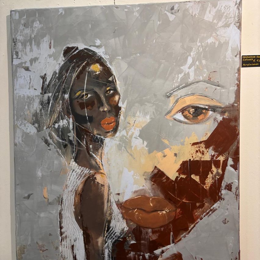 Ein abstraktes Gemälde zeigt eine Frau mit auffälligem Make-up, ihr Gesicht teilweise von einem anderen Gesicht verdeckt. Der moderne Kunststil verwendet leuchtende Farben und Texturen.