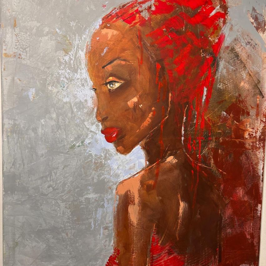 Ein abstraktes Gemälde einer Frau mit auffälligen roten Haaren, ihr Profil ist dem Betrachter zugewandt. Ihre Lippen sind rot geschminkt, und sie trägt ein rotes Kleid. Der Hintergrund ist eine Mischung aus Grau- und Silbertönen.