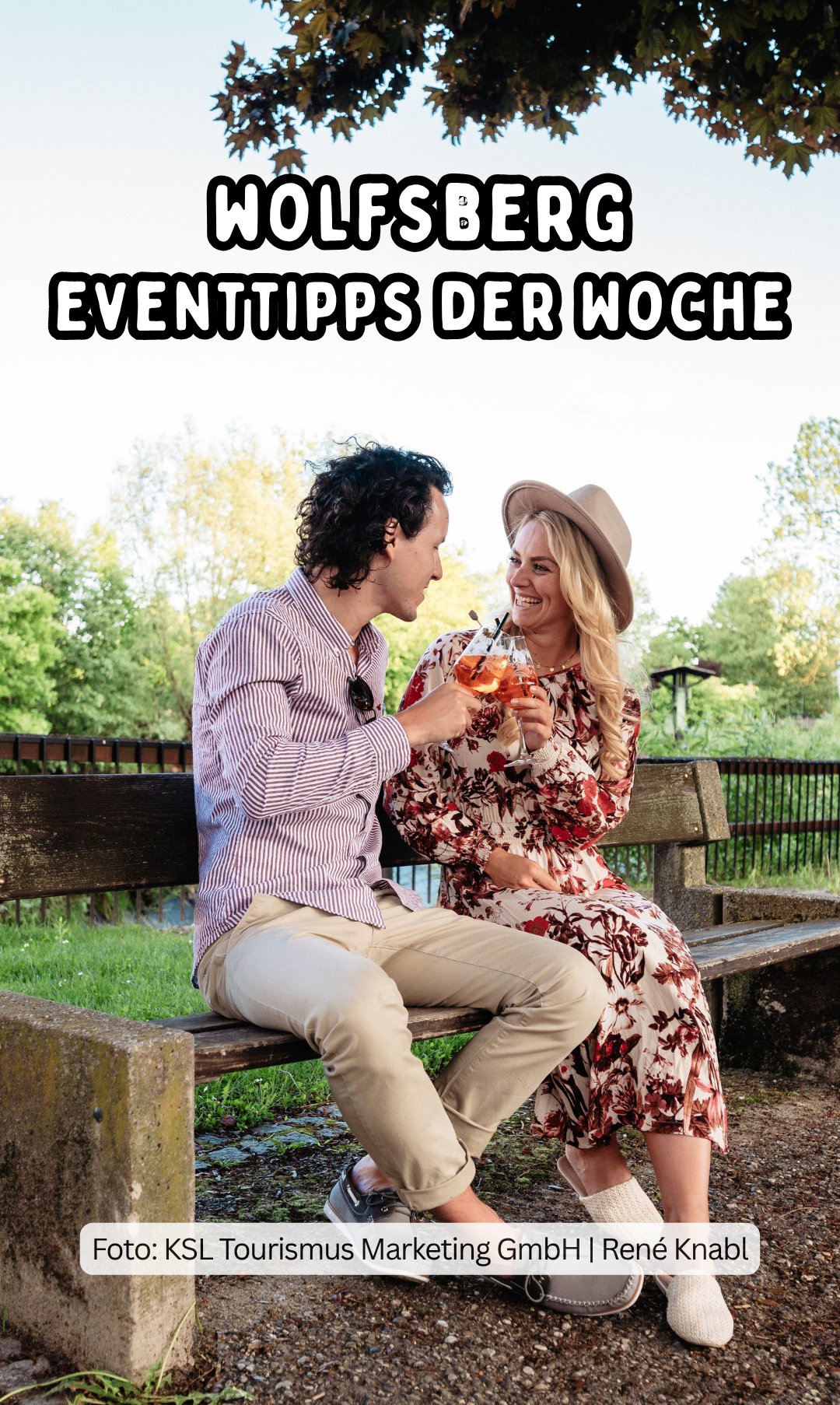 Ein Paar, das draußen Getränke genießt, sitzt auf einer Bank mit einem Textüberlagerung, der 'Eventtipps der Woche' lautet.