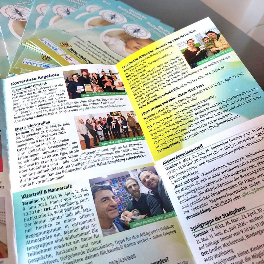 Ein Prospekt mit verschiedenen Veranstaltungsankündigungen, der mehrere Fotos von Menschen und Familien zeigt, geöffnet auf eine Seite mit Details zu einer kostenlosen Eltern-Kind-Veranstaltung.