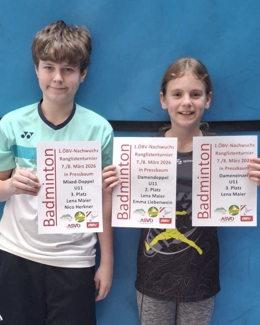 Zwei Kinder halten Urkunden von einem Badminton-Turnier in den Händen. Ein Kind hält eine Urkunde für gemischtes Doppel, Platz drei. Das andere Kind hält eine Urkunde für Dameneinzel, Platz zwei. Beide Urkunden sind auf den 7. und 8. März 2026 datiert.