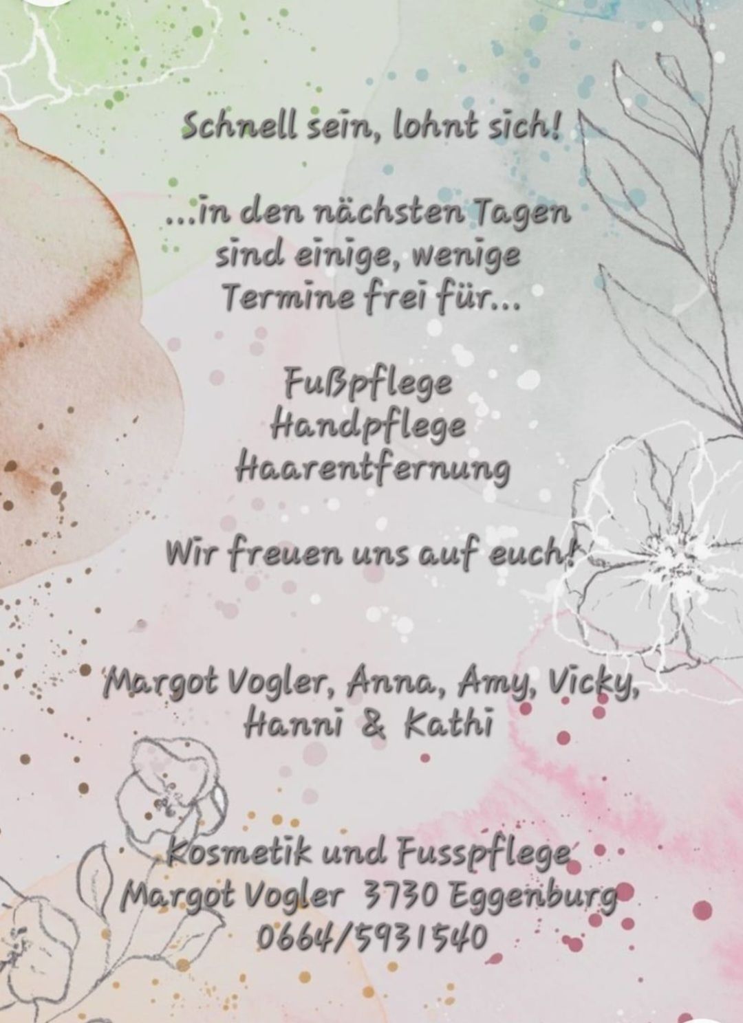 Ein Poster mit Aquarellhintergrund kündigt freie Plätze für Fußpflege, Handpflege und Haarentfernung an. Das Team, bestehend aus Margot Vogler, Anna, Amy, Vicky, Hanni und Kathi, freut sich darauf, alle zu treffen. Es geht um Kosmetik und Fußpflege.