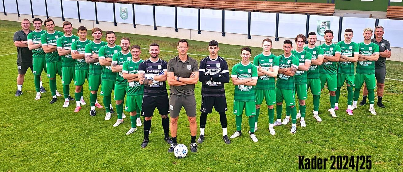 Bild enthält, People, Person, Groupshot, Football, Soccer, Soccer Ball, Sport, Clothing, Footwear, Shoe