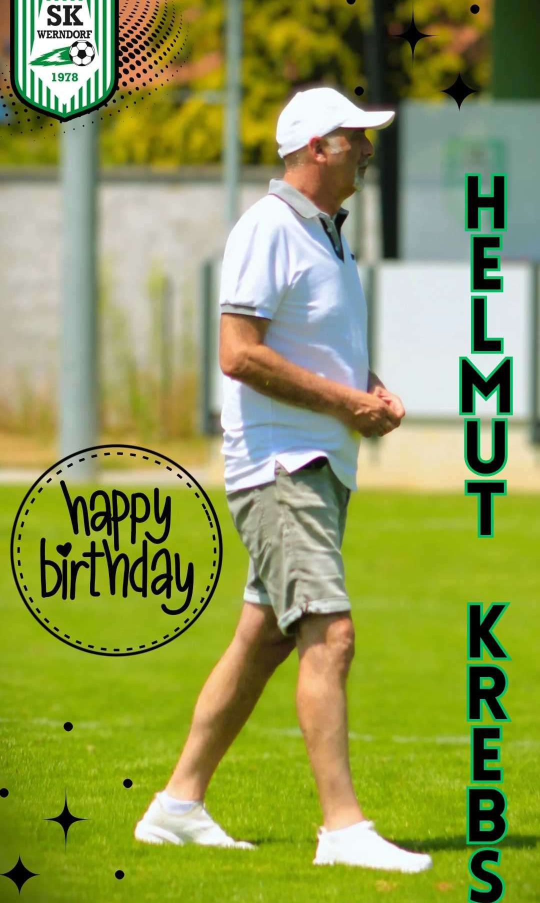 Ein Mann läuft auf einem Feld, auf dem 'HELMUT KRR' und 'Happy Birthday' stehen. Er trägt ein weißes Poloshirt und graue Shorts. Der Hintergrund ist unscharf.