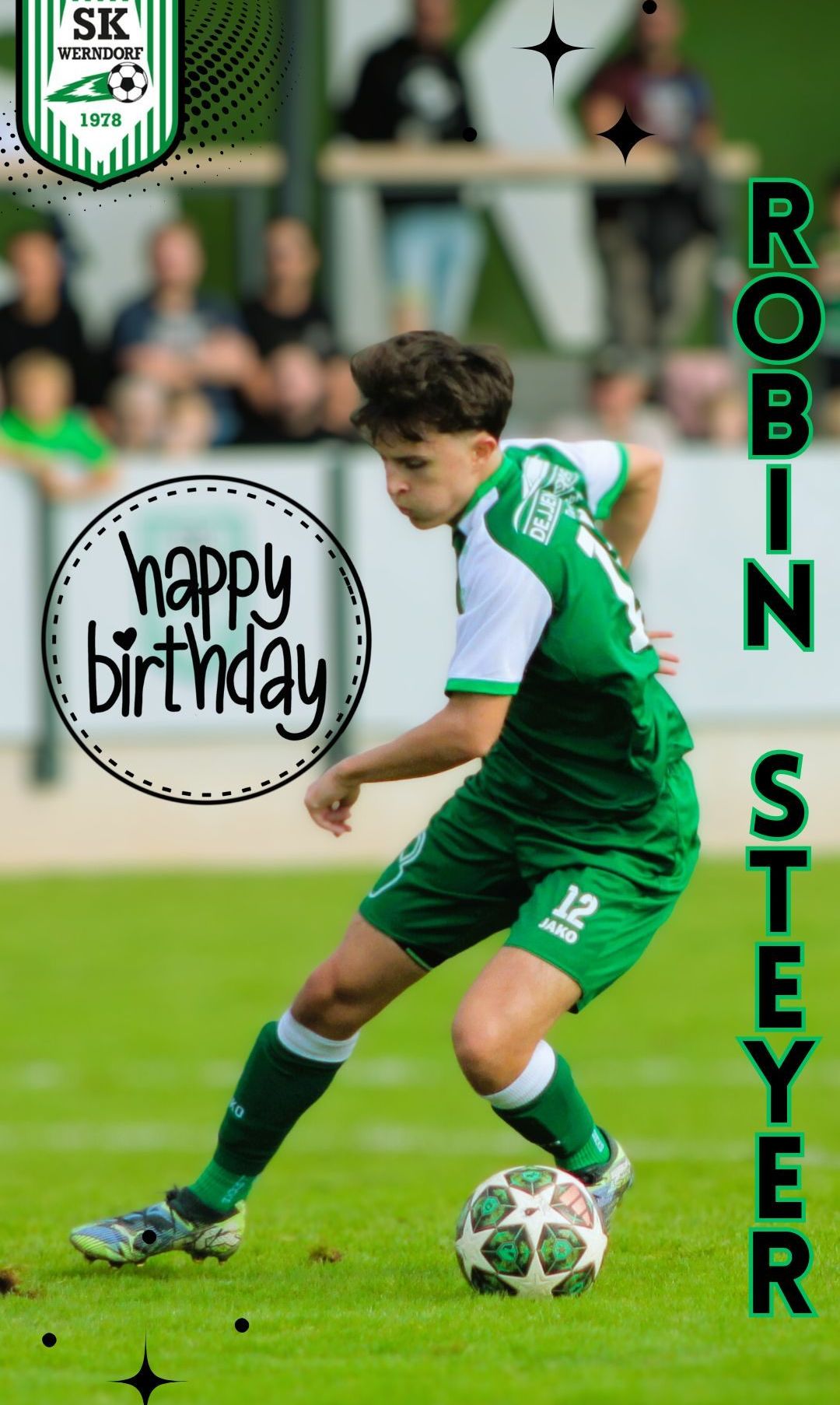 Ein junger Fußballspieler in einem grünen Trikot mit der Aufschrift 'Jako' und der Nummer 12 läuft auf dem Feld mit einem 'Happy Birthday'-Overlay.