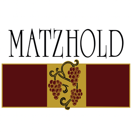 Das Logo für Matzhold ist auf weißem Hintergrund mit einem bordeauxroten und goldenen Streifen. Es zeigt den Schriftzug Matzhold in fetten schwarzen Buchstaben mit einem Design von Trauben darunter.