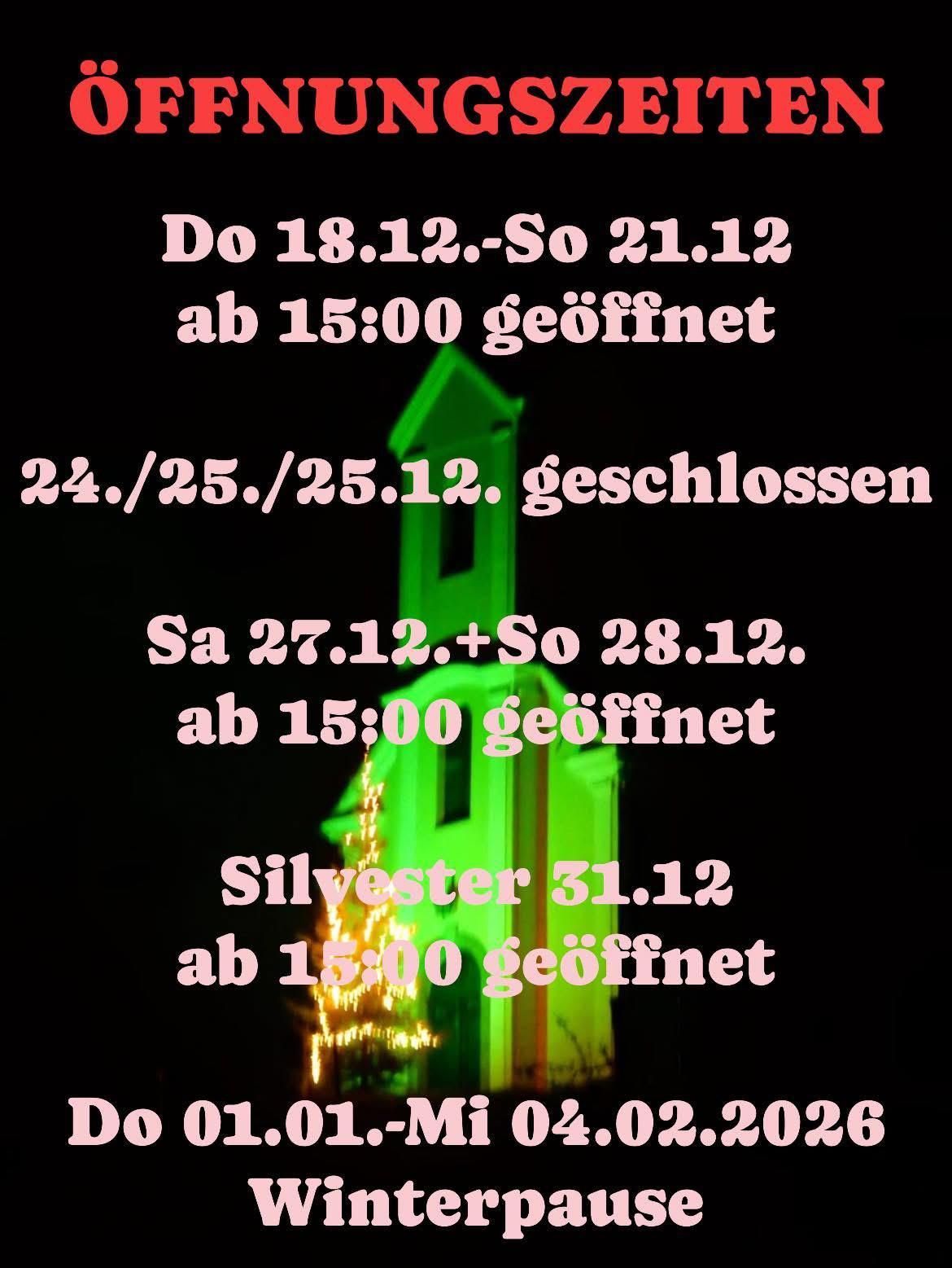 Ein Plakat zeigt die Öffnungszeiten eines Gebäudes. Geöffnet von 18. bis 21. Dezember und von 27. bis 28. Dezember ab 15 Uhr. Geschlossen am 24., 25. und 26. Dezember. Wieder geöffnet für Silvester am 31. Dezember ab 15 Uhr.