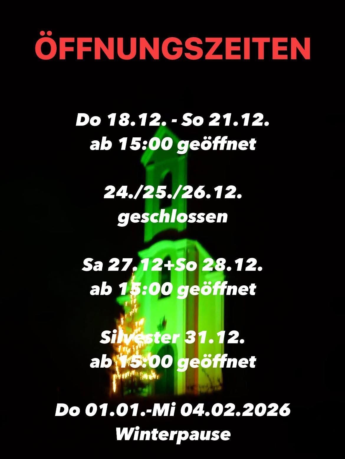 Plakat mit dunklem Hintergrund und grünem Text, das Öffnungszeiten für verschiedene Termine auflistet, einschließlich Silvester am 31. Dezember.