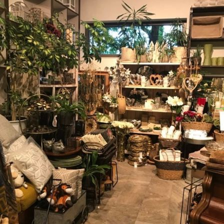 Bild enthält, Home Decor, Indoors, Architecture, Building, Machine, Wheel, Christmas, Christmas Decorations, Festival, Plant