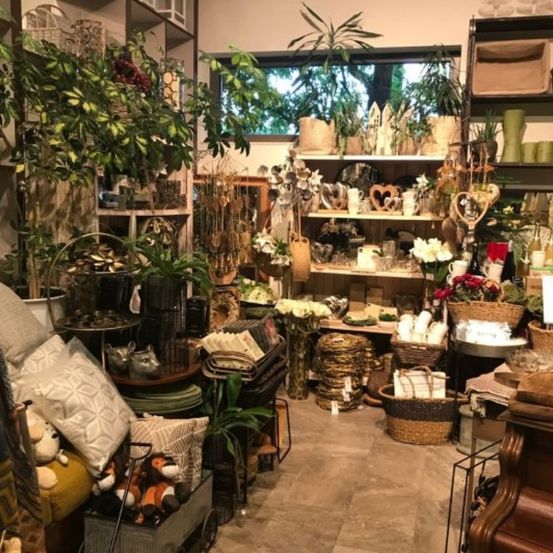 Bild enthält, Home Decor, Indoors, Architecture, Building, Machine, Wheel, Christmas, Christmas Decorations, Festival, Plant