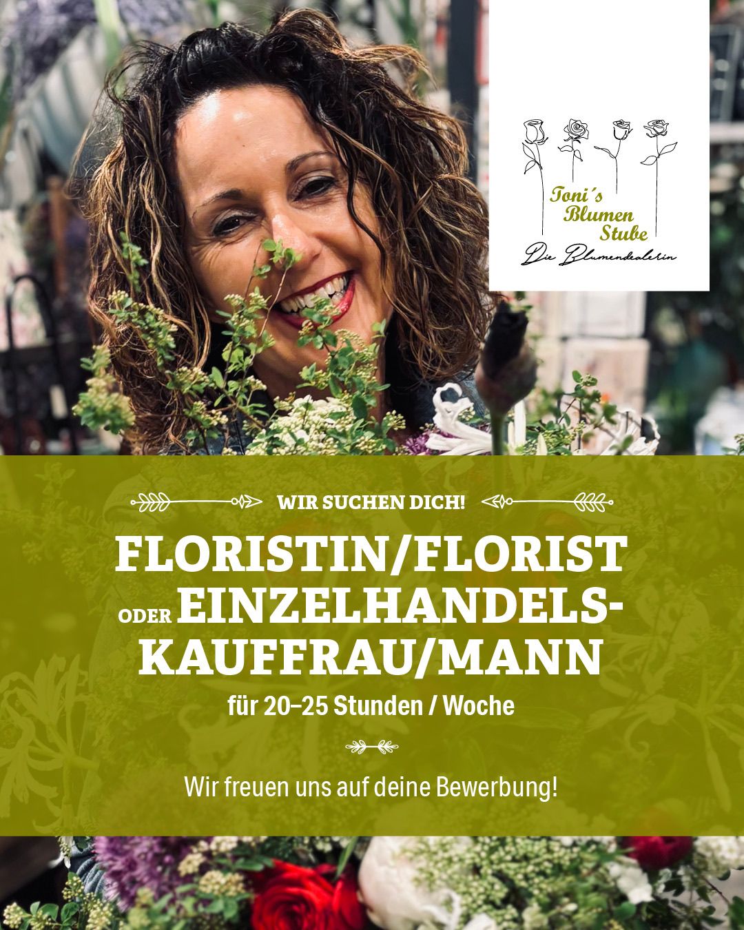 Eine Anzeige für einen Floristen sucht eine Floristin, Einzelhändlerin oder Verkäuferin/Verkäufer für 20-25 Stunden pro Woche. Es zeigt eine lächelnde Frau umgeben von Blumen.