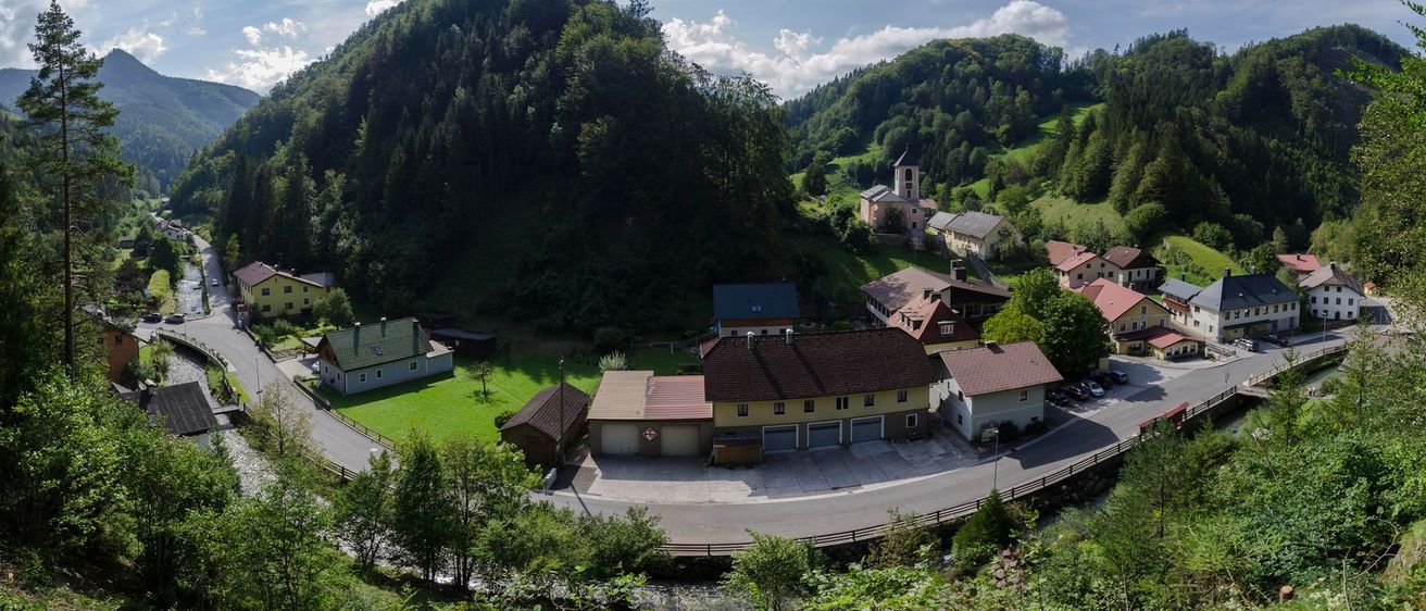 Bild enthält, Outdoors, Building, Nature, Countryside, Rural, Village, Housing, Aerial View, House