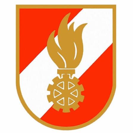 Ein Schildemblem zeigt eine Flamme über einem Zahnrad auf rotem und weißem Streifenhintergrund. Das Design ist in einem goldenen Rand eingefasst.