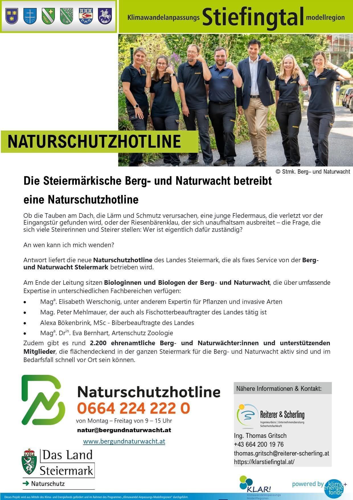 Ein Plakat bewirbt die Naturschutzhotline der Steiermark, betrieben von der Steiermärkischen Berg- und Naturwacht. Es zeigt ein Team von Fachleuten und hebt die Expertise von Biologen hervor. Die Hotline bietet Beratung zu verschiedenen naturbezogenen Themen.