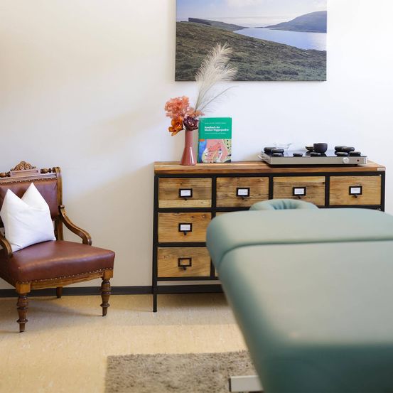 Bild enthält, Furniture, Chair, Spa, Art, Painting