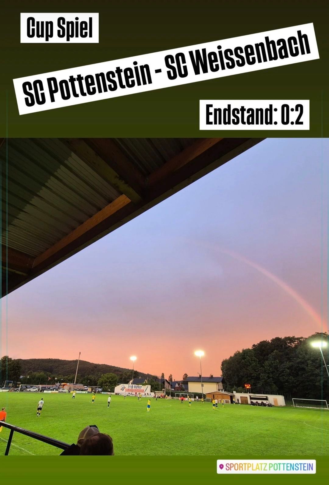 Ein Fußballspiel findet bei SC Pottenstein statt, mit einem Endstand von 0:2. Das Spielfeld wird von Lichtern unter einem Dämmerungshimmel beleuchtet.