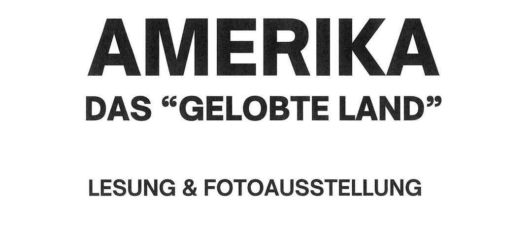 Das Plakat kündigt die Eröffnung einer Lesung und Fotoausstellung mit dem Titel 'Das Gelobte Land' am Samstag, 11. Oktober 2025, um 15:00 Uhr in der Neugasse 39, 7321 Raiding an. Der Eintritt ist frei.