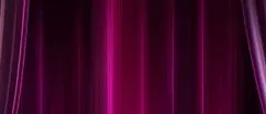 Ein Paar lila Theatervorhänge mit Licht, das von der Seite beleuchtet wird und einen dramatischen Effekt erzeugt.
