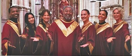 Plakat für die Tour 2025 der Gospel Society mit einem Chor in roten und goldenen Roben, einem Mann in der Mitte. Die Veranstaltung findet am Samstag, 29. November, im Lisztzentrum in Raiding statt, Beginn 19:00 Uhr.